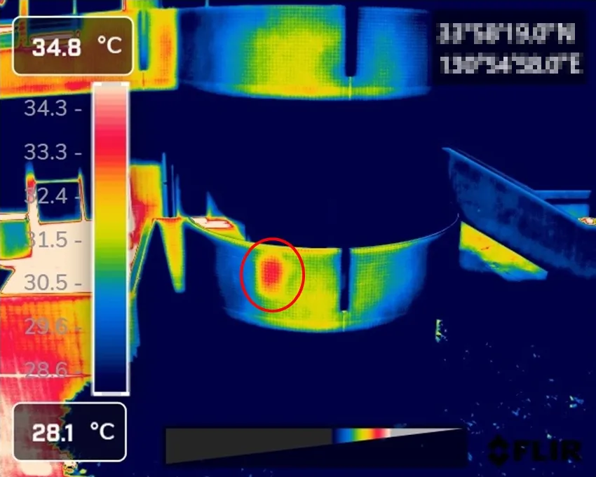 ドローンの赤外線カメラで撮影した浮きが確認できるマンションの画像