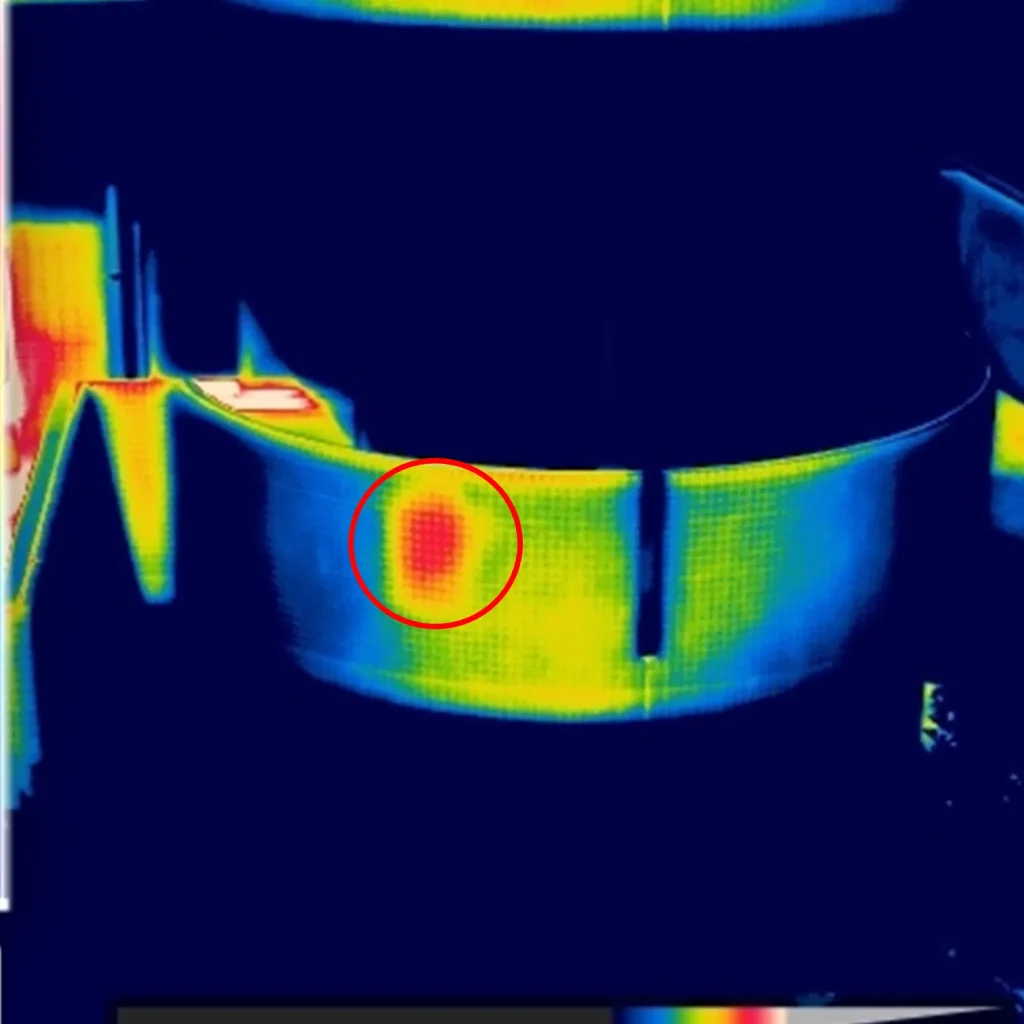 反射率が低く赤外線調査に向いている建物の浮きの赤外線画像