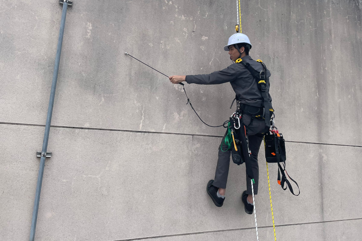 労働安全衛生法第539条に準拠し2本のロープで高所作業を行う調査員